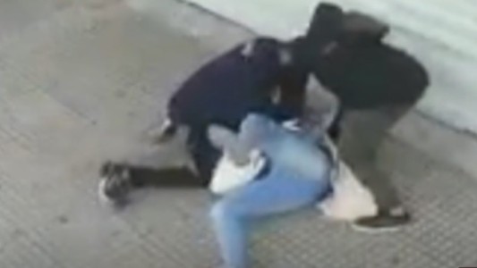 Le robaron en la parada de colectivo: empezó a ir a otra, la asaltaron y la golpearon