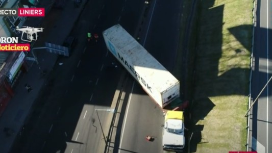 Camión no autorizado para transitar por General Paz, se metió a esa avenida y terminó colgando