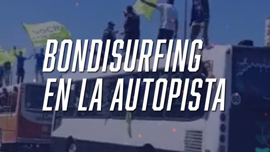 Militantes de la UOCRA viajaron parados en el techo de colectivos al acto del Día de la Militancia - #FlashChat