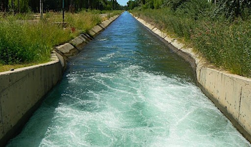 Un hombre salvó la vida de su hijo de dos años que había caído a un canal de riego