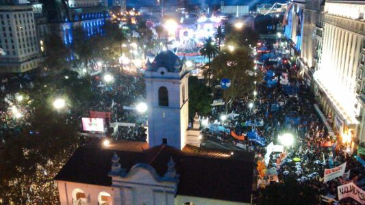 Miles de personas están en Plaza de Mayo por el festejo patrio que cierra la Presidenta