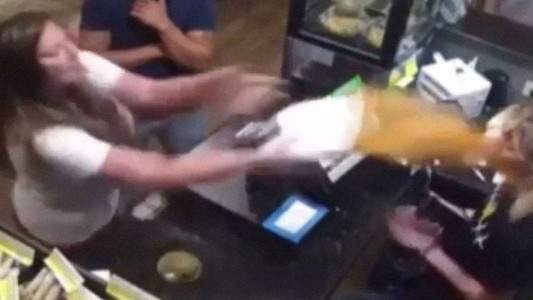 Arrestaron a una mujer que arrojó sopa a la cara de una empleada de un restaurante de Estados Unidos