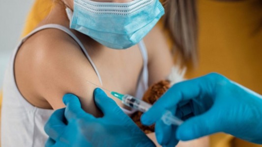 Informe sobre reacciones adversas tras la vacunación anticovid de casi 5 millones de chicos