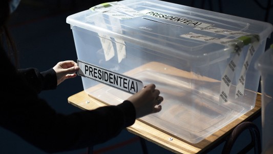 Chile elige presidente en una de las elecciones generales más reñidas desde el retorno a la democracia