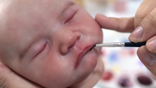 "Hago realidad sueños": la artesana que crea bebés en su taller