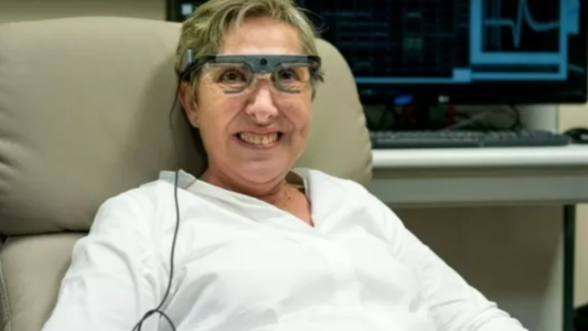 Una mujer ciega comenzó a reconocer formas y letras gracias a implante cerebral