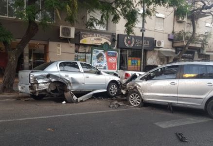 Un automovilista se quedó dormido y chocó contra dos autos estacionados en Boedo