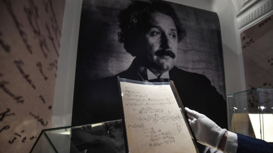 Subastaron un manuscrito de Einstein: pagaron más de 11 millones de euros