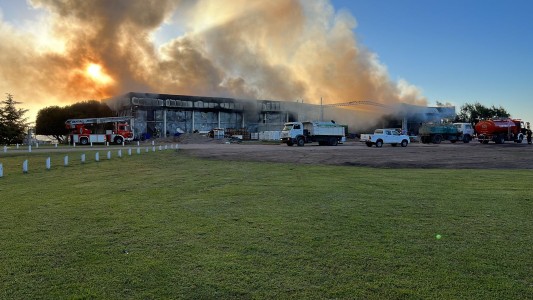 El Gobierno promete ayuda para reconstruir dos fábricas incendiadas
