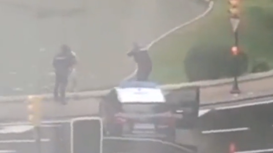 Imágenes impactantes: un joven se quitó la vida a cuchilladas en plena calle de España