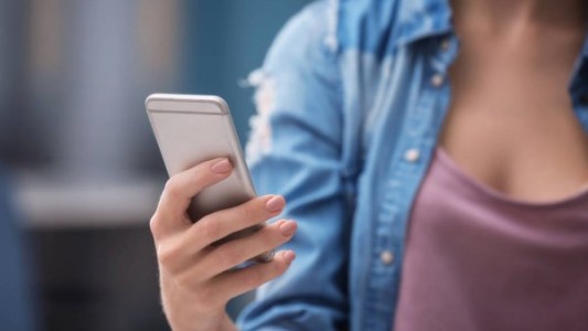 Revisó el celular de su esposo y halló charlas con otra mujer: planeaban asesinarla