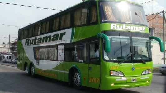 Grupo comando frenó a un micro de larga distancia y asaltó a 69 pasajeros