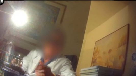 Cámara oculta, escándalo y renuncia: ginecólogo ofrecía sexo a pacientes como terapia