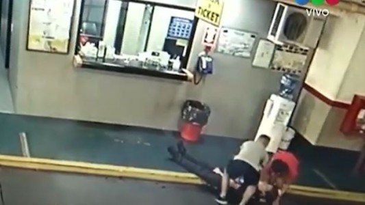 Video: Encontró el auto rayado y con un golpe desmayó al playero de un estacionamiento céntrico
