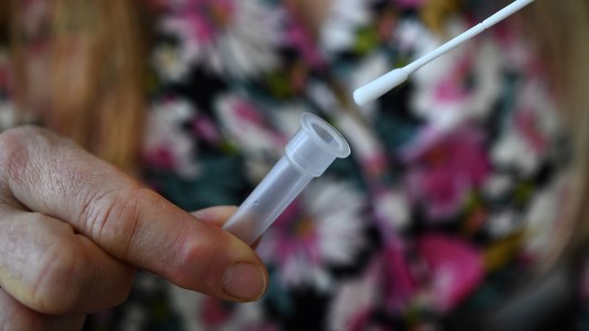 Organizó una fiesta para contagiarse coronavirus y murió