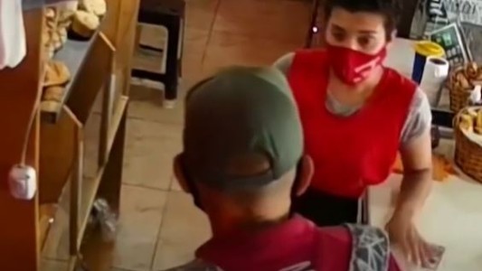 Video: La empleada de una panadería fue amenazada por un delincuente