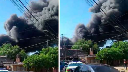 Se incendió una fábrica de pinturas en Hurlingham: hay un bombero herido