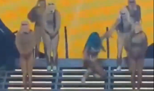 La brutal e impactante caída de Karol G durante un show en vivo