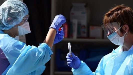 Variante ómicron representa "un riesgo muy alto" para el mundo: advertencia de la OMS