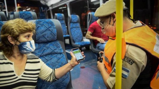 Pase sanitario: analizan su implementación en transportes y espacios de trabajo