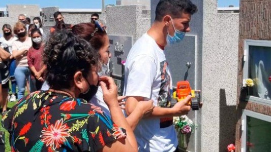 El grito de la abuela de Lucio en el entierro del nene asesinado en La Pampa: "¿Por qué me lo mataste? Maldita”