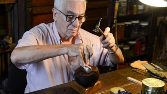 Pallarols denunció "amenazas" del Gobierno por el bastón presidencial