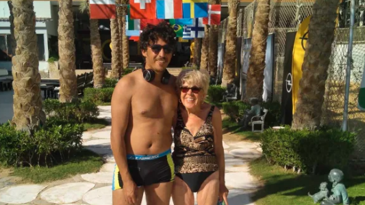 Ella tiene 86 años, él 36, son pareja y dieron detalles de su vida sexual