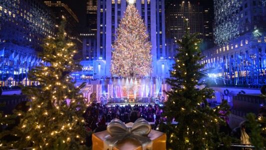 El Rockefeller Center encendió las luces de su tradicional árbol navideño