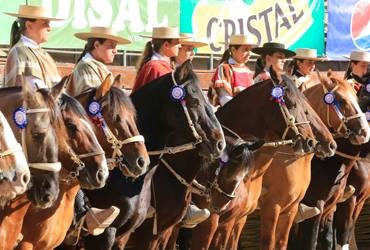 Las mujeres se prueban en el Campeonato Nacional e Internacional de Jineteada en Santa Fe