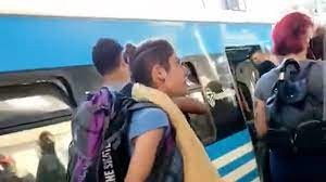 Video: fuertes insultos de una mujer a un policía que le había pedido que se ponga el barbijo en el tren