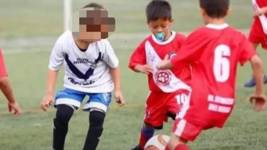 La historia del nene de 6 años que juega al fútbol con chupete