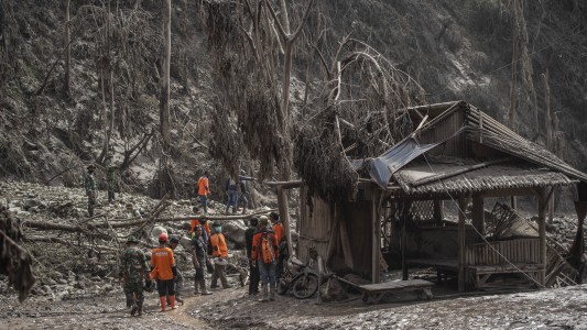 Ascienden a 13 los muertos tras la erupción del volcán Semeru en Indonesia