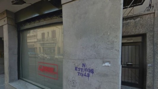 Balearon el frente de una empresa en Rosario: "100 mil pesos por mes o los matamos a todos"