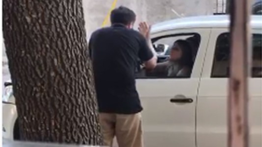 La violenta agresión de un hombre a una mujer que le chocó el auto: "Te arrancaría la puerta"