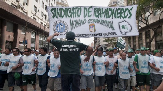 Camioneros se declaró en "estado de alerta" por el bono de fin de año