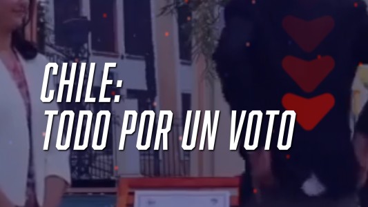 Un alumno se bajó los pantalones en su graduación para apoyar a un candidato a presidente en Chile - FlashChat