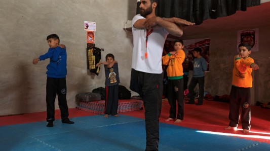 Un maestro amputado enseña kung-fu con una sola pierna