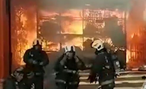 Bomberos combaten un incendio en un depósito del barrio de Balvanera