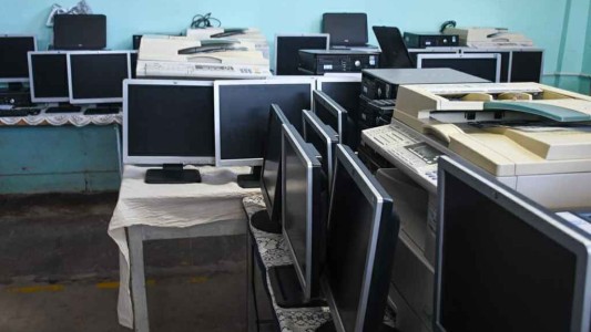 Detenidos repararon y donaron computadoras a escuelas rurales de Córdoba