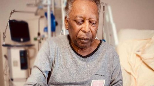 Internaron a Pelé para tratarlo por un tumor