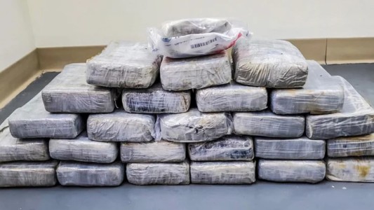 Paseaba por la playa y encontró 31 kilos de cocaína