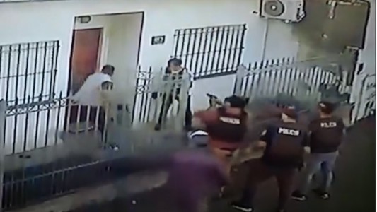 Les tiraron la puerta y no eran ladrones sino policías: allanados por error