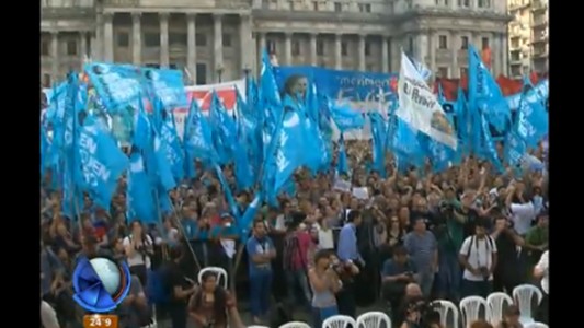 El kirchnerismo marchó al Congreso y criticó las primeras medidas del Gobierno