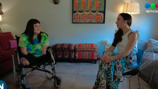 Te presento: la conmovedora historia de la chica que maquilla sin manos