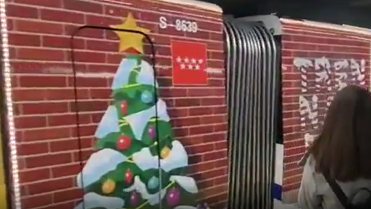 Madrid estrenó un colorido subte navideño