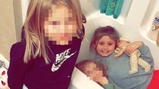 La última foto de una nena antes de morir por los tornados que arrasaron Kentucky: refugiada en el baño