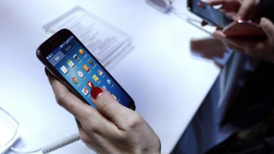 Crean una batería para celulares que se carga en un minuto