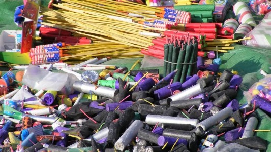 Empresarios y sindicato de la industria de pirotecnia acordaron eliminar producción de bombas y petardos