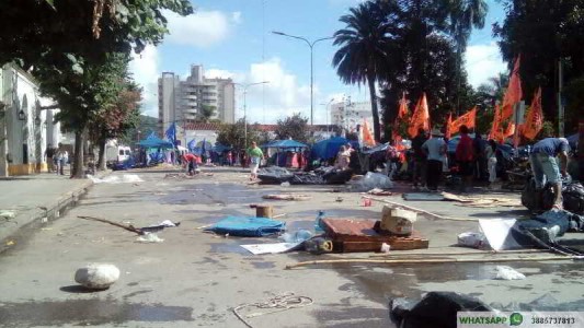 Jujuy: La Tupac Amaru accedió a liberar adyacencias de la Plaza pero sigue en el espacio público