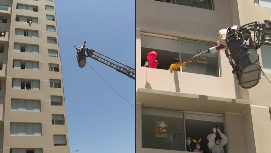 Con la ayuda de una escalera de bomberos, Papá Noel sorprendió a niños internados con coronavirus